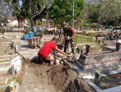 Babinsa Terjun Langsung Bantu Warga Perbaiki Akses Jalan Di Tempat Pemakaman Umum