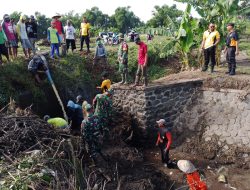 Peduli Lingkungan Anggota Koramil Rejoso Dan Warga Masyarakat Bersihkan Sampah Di Dam Sungai Plawon.