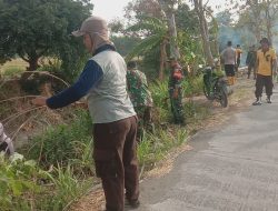 Babinsa Bagor Ajak Kerja Bhakti Pembersihan Sungai Sebagai Upaya Antisipasi Banjir Di Musim Hujan