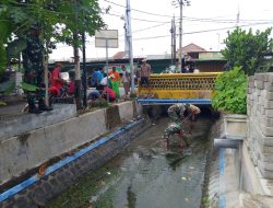 Warnai Hari Juang TNI-AD 2024 Koramil 0810/15 Rejoso Bersihkan Sungai dan Area Pasar Rejoso