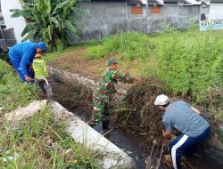 Anggota Koramil 0810/08 Baron Bersama Warga Bersihkan Irigasi, Kurangi Risiko Banjir