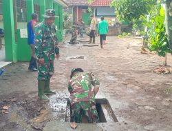 Disinyalir Sebabkan Banjir, Koramil 0810/04 Berbek Bersihkan Gorong – Gorong