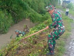 TNI-Polri Bersatu dengan Warga Desa Mojorembun Bersihkan Sungai Cegah Banjir Di Kecamatan Rejoso