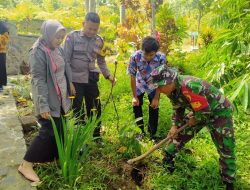 Babinsa Koramil 0810/18 Ngetos Bersama Karang Taruna Klodan Tanam Pohon Produktif