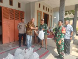 Babinsa Koramil 0810/15 Rejoso Dampingi Penyerahan Sembako Dari Pabrik Alas Sepatu New Era