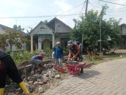 Kerja Bakti Pembangunan Talud Jalan Bentuk Kedekatan Babinsa Dengan Warga