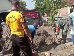 Babinsa Koramil 0810/01 Nganjuk, Melaksanakan Karya Bakti Pengurukan Jalan