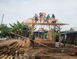 Peduli Sarana Ibadah, Babinsa Bersama Warga Gotong Royong Pembuatan Mushola di Area Makam Desa Ngangkatan