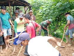 Sinergi TNI Bersama Rakyat, Babinsa Bantu Masyarakat membersihkan tanah bekas longsoran