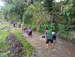 Babinsa Koramil 0810/04 Berbek Kerja Bakti Bersama Warga Masyarakat Dukung Kelancaran Air untuk Persawahan