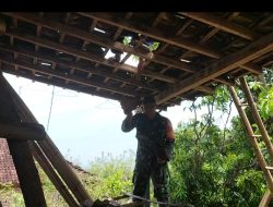Babinsa Desa Suru Bantu Warga Desa Perbaiki Genting Yaang Bocor