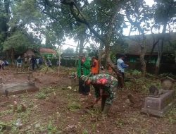 Babinsa Desa Blongko Mengajak Warganya Melaksanakan Kerja Bakti Membersihkan Tempat Pemakaman Umum