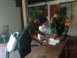 Babinsa Koramil 0810/18 Ngetos Kawal Penyaluran BLT Dana Desa Untuk Warga Desa Kweden Kec. Ngetos