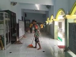 Sertu Suratno Babinsa Koramil Ngronggot Bersama Warga Gotong Royong Bersihkan Masjid Di Bulan Suci Ramadhan