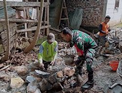 Babinsa Koramil 0810/18 Ngetos Bersama Warga Desa Oro-oro Ombo Kerja Bakti Bangun Saluran Irigasi