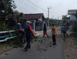 Babinsa Koramil 0810/15 Rejoso Ajak Warga Manfaatkan Pagi di Bulan Puasa untuk Kerja Bakti