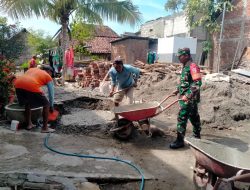Koptu Juhardi Babinsa Koramil 0810-14/ Gondang Gotong Royong Mendirikan Rumah Warga