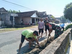 Memperlancar Akses Jalan Bagi Warga Babinsa Tanjunganom Gelar Kerja Bakti Bersama Warga.