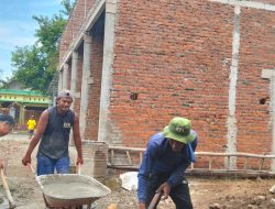 Sertu Lugiono Babinsa Kelurahan Ploso Koramil 0810/01 Nganjuk Bersinergi Dengan Warga Laksanakan Kerja Bakti