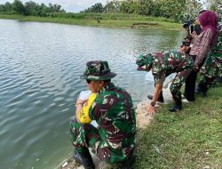 Tim Wasev Sterad Tebar Benih Ikan Di Waduk Logawe Lengkong TMMD Ke 124