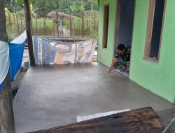 Pasang Keramik Selasaj Kini Rabat Teras Dikerjakan Satgas TMMD Ke 124 Kodim 0810/Nganjuk