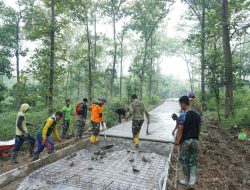 Medan Berat Tak Halangi Semangat Anggota Satgas TMMD 124 Kodim Nganjuk Terus Angkut Material Pengecoran Jalan