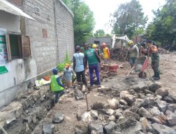 Gotong Royong |  Babinsa Pembuatan Saluran Air Cegah Banjir