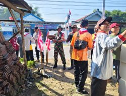Bahu-Membahu Babinsa Koramil 0810/15 Rejoso dan Pramuka Kwarcab Nganjuk Melaksanakan Pemugaran Rumah Tidak Layak Huni (RTLH) di Wilayah Binaan