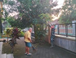 Babinsa Bersama Warga Bersihkan Sekiatr halaman Masjid 