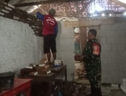 Selalu Ada Bersama Rakyat, Babinsa Bantu Renovasi Rumah Warga