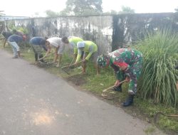 Babinsa Gerakkan warga ajak gotong royon berasihkan jalan poros desa 
