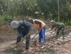 Babinsa Sawahan Bersama Warga Gelar Kerja Bakti di Desa Sawahan