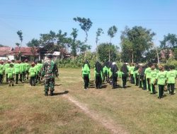 PERSIAPAN LOMBA GERAK JALAN, BABINSA KORAMIL 0810/10 TANJUNGANOM BERIKAN LATIHAN PBB KEPADA SISWA