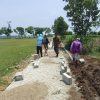Babinsa Tanjunganom Bersama Warga Gotong Royong Pasang Paving Jalan di Desa Getas