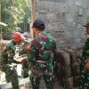 Babinsa Koramil 0810/15 Rejoso Bantu Warga Rehabilitasi Rumah di Desa Setren