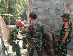 Babinsa Koramil 0810/15 Rejoso Bantu Warga Rehabilitasi Rumah di Desa Setren