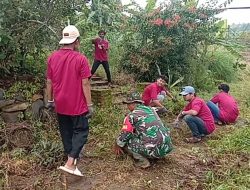Babinsa Desa Blongko Membantu Masyarakat Melaksanakan Kerja Bakti Membersihkan Lingkungan Di Dusun  Tengger 