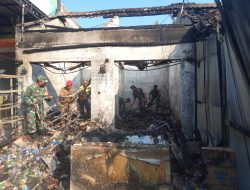 Sinergitas TNI-POLRI bersihkan Puing-Puing Ruko yang mengalami Musibah Kebakaran