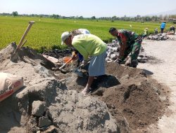 Warga dan Babinsa Bersinergi Laksanakan Karya Bakti Pembangunan Irigasi 