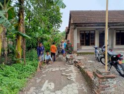 Menangkan Hati Rakyat  Babinsa Desa Kendalrejo Gotong Royong Bersama Warga