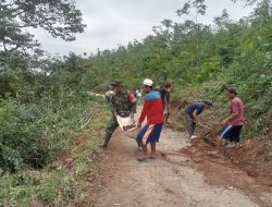 Babinsa Gerakkan Warga Bersihkan Lumpuh yang menutupi Jalan Akibat Hujad Derah beberapa Hari terakhir 