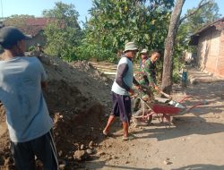 Babinsa Koramil 0810/15 Rejoso Kerja Bakti Urug Pondasi Rumah Warga, Wujud Nyata Kedekatan TNI dengan Rakyat