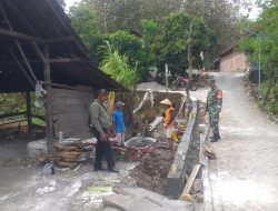 Babinsa Koramil 0810/20 Ngluyu Laksanakan Kerja Bhakti Bersama Warga