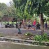 Babinsa dan Warga Kompak Kerja Bakti Bersihkan Jalan di Desa Tanjung