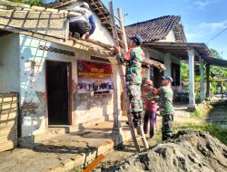 Bati Bakti dan Babinsa Koramil 0810/11 Prambon Gotong Royong Bantu Pembangunan RTLH