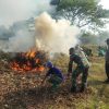 Babinsa Ramil 0810/12 Pace Serda Robert Mahulette Ikut Gotong Royong Sambut HUT ke-80 RI di Desa Jatigreges