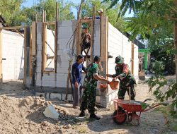 Babinsa Koramil 0810/15 Rejoso Ikut Gotong Royong Bangun Rumah Warga di Jatirejo