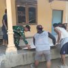 Babinsa Ngronggot Bantu Distribusi Material Program RTLH di Desa Kalianyar
