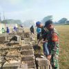 Babinsa bersama masyarakat gotong royong memindahkan batako untuk persiapan memperbaiki rumah warga kurang mampu.