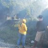 Babinsa Koramil 0810/01 Nganjuk Bersama Bidan Kelurahan Jatirejo Laksanakan Kegiatan Fogging di Wilayah Binaan
